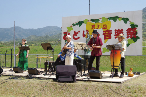 みどりの音楽祭のステージで演奏する様子