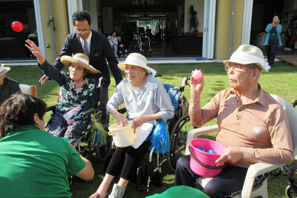 ライフケア高砂で運動会イベントを楽しむ利用者さんの様子