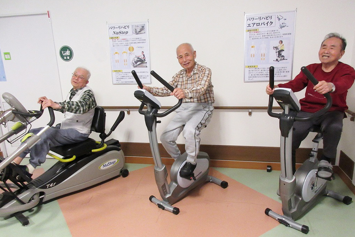 エアバイクで楽しみながら機能訓練を行う利用者さんの様子