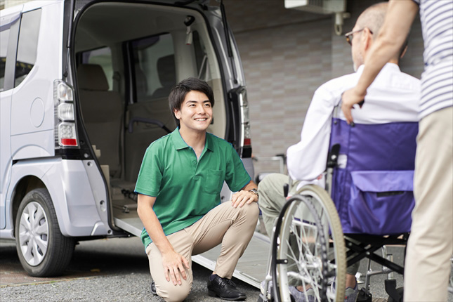 医療送迎を行う職員と利用者さん
