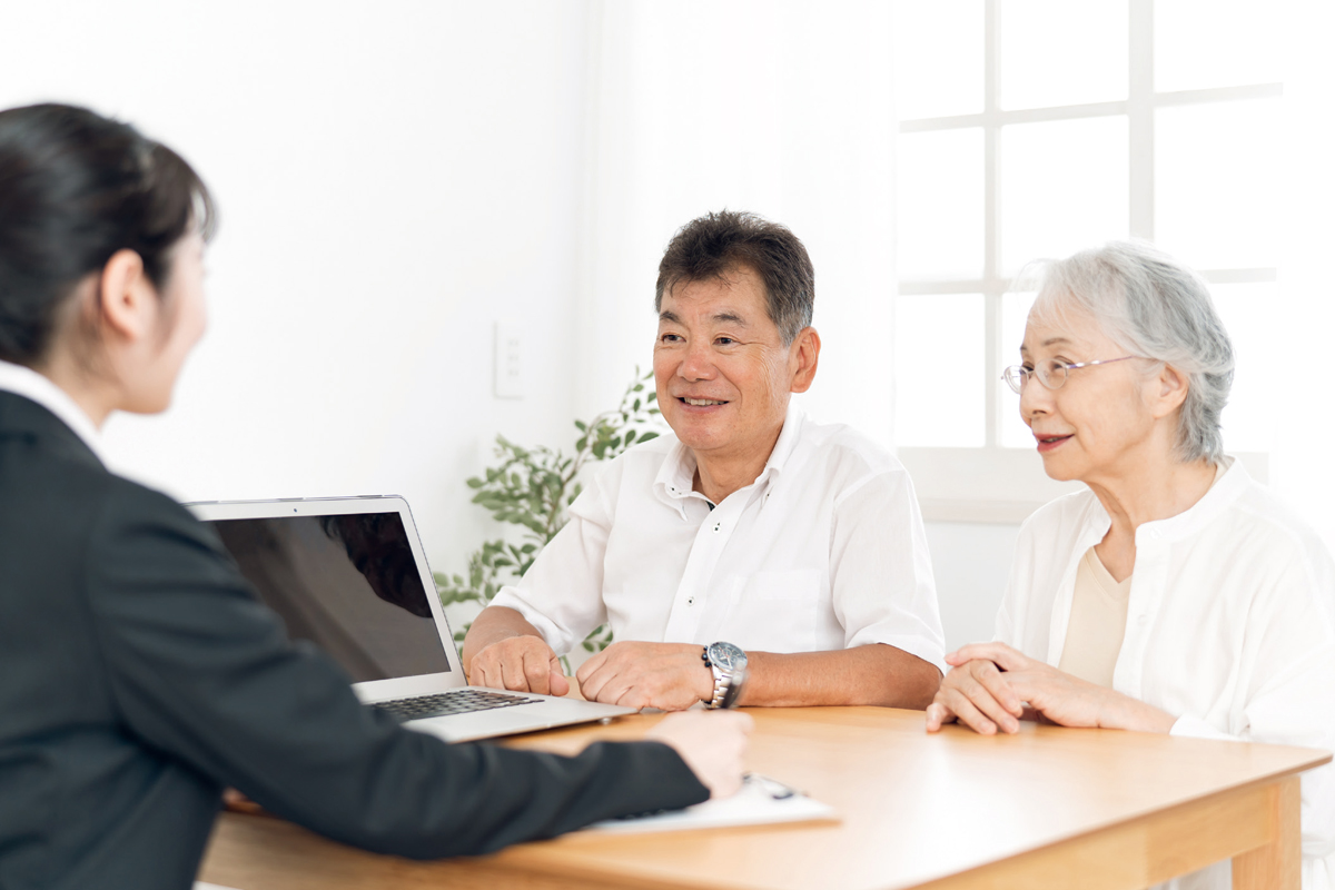 職員に相談する利用者さん