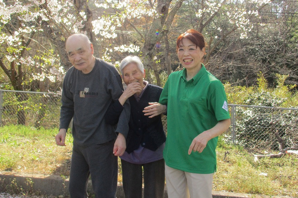 特別養護老人ホームライフケア高砂で散歩する職員と利用者さん	