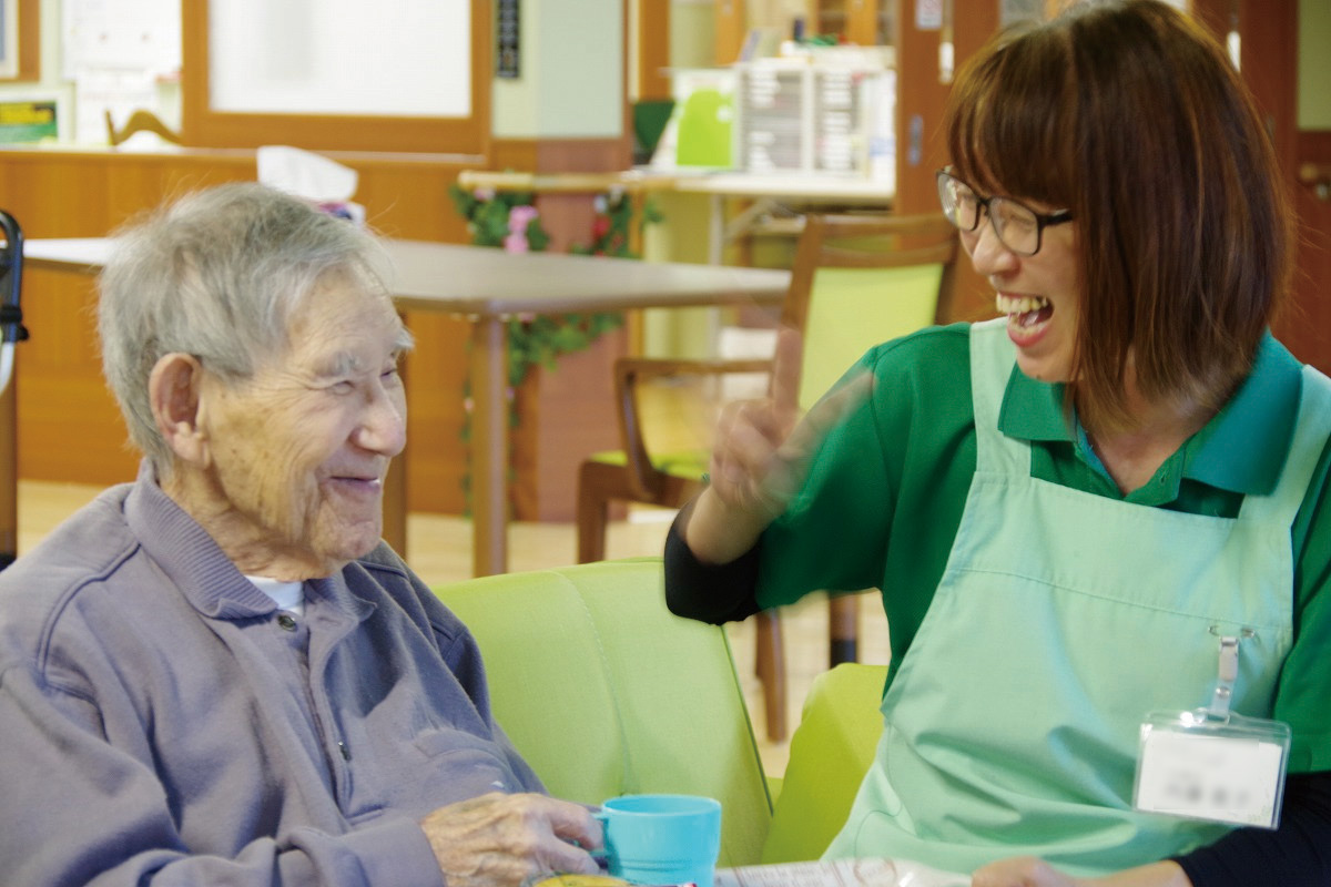 有料老人ホームライフロハスで笑顔で話す利用者さんと職員