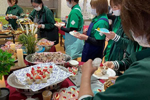 おいしそうな料理が並ぶバイキングを楽しむ職員の様子
