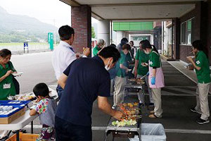 屋外での焼き肉を楽しむ職員