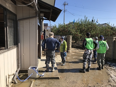 東日本台風(19号)水害現場で復旧作業に従事する職員