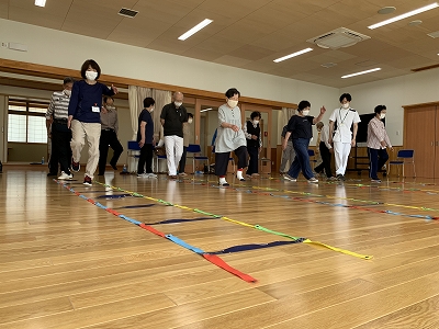 はしご型のロープを使った運動を行う健康教室