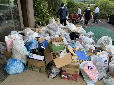 美祢市の大雨水害現場で復旧作業に従事する職員