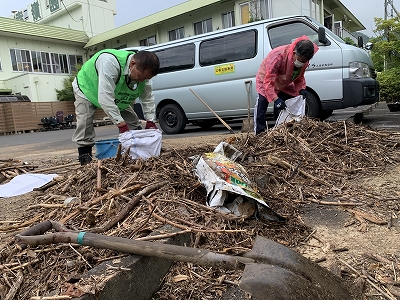 美祢市の大雨水害現場で復旧作業に従事する職員