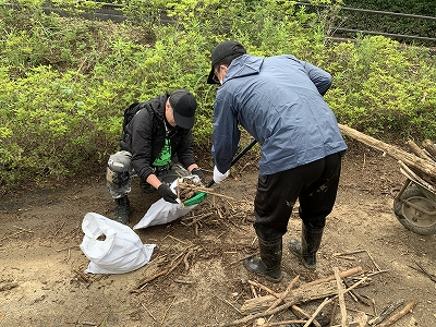 美祢市の大雨水害現場で復旧作業に従事する職員