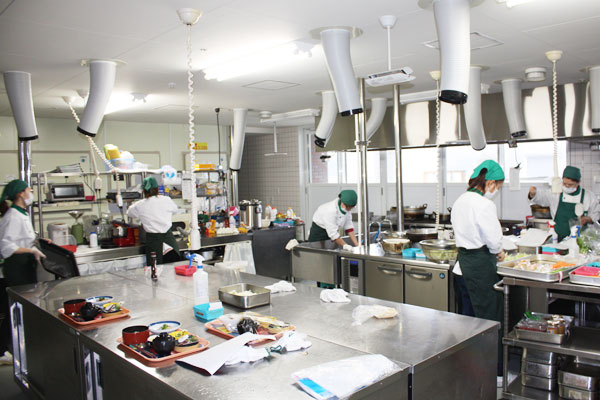ライフケア高砂自前厨房で調理スタッフが食事を作る風景