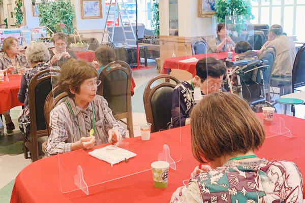 お茶とおやつを楽しむほっとカフェの参加者の皆さん