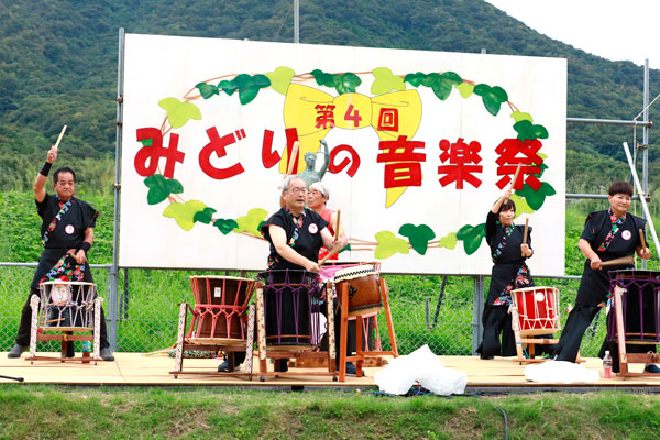 みどりの音楽祭のステージで演奏する出演者たちの様子