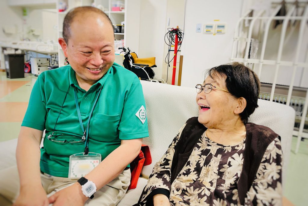 ライフケア高砂で笑顔で話す利用者さんと職員