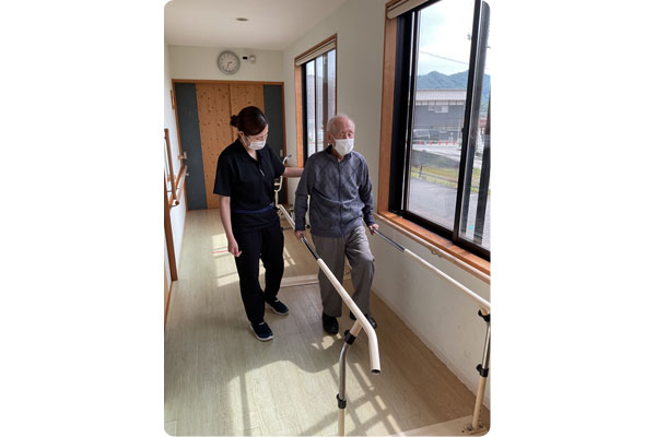 スタッフと一緒にリハビリする利用者さん