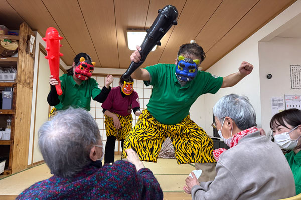 節分イベントで鬼役の職員に驚く利用者さん