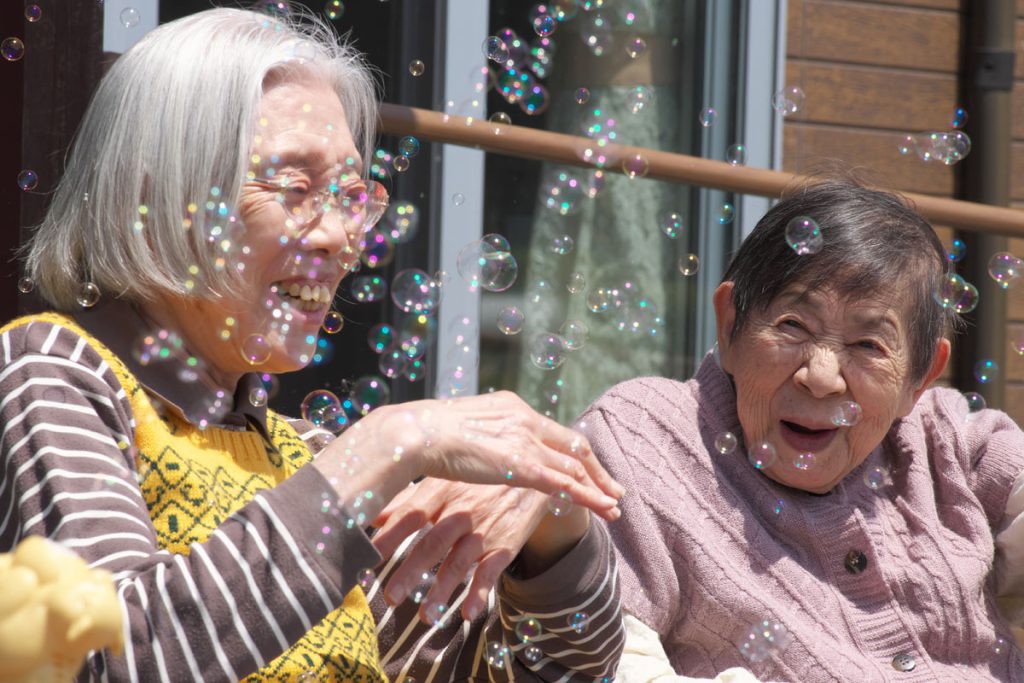 シャボン玉を楽しむ利用者さんたち