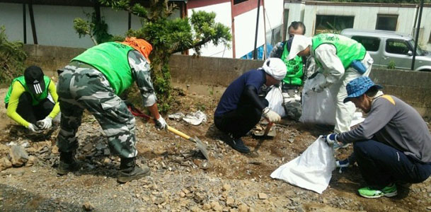 熊本大地震の被災現場で土砂撤去を行う職員