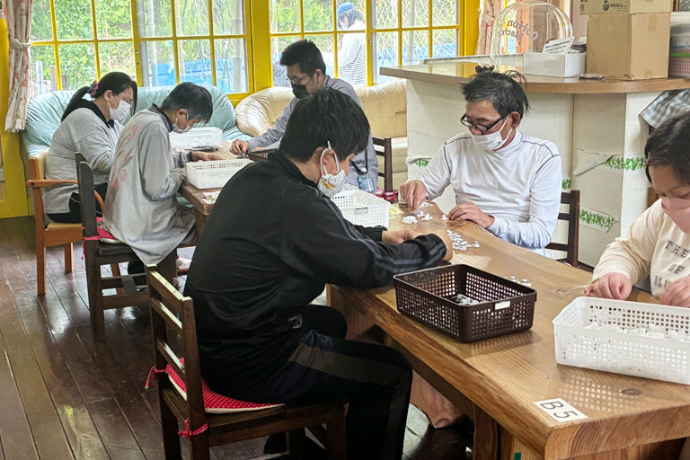 就労支援の現場で作業する利用者さんの様子