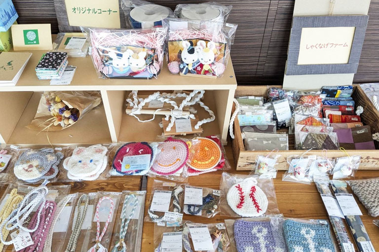 利用者さんの手作り販売品の展示
