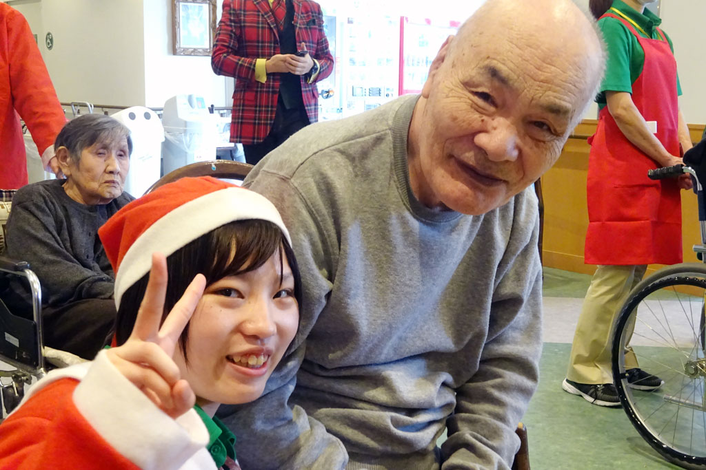 ライフケア高砂クリスマスイベントでの職員と利用者さんの様子